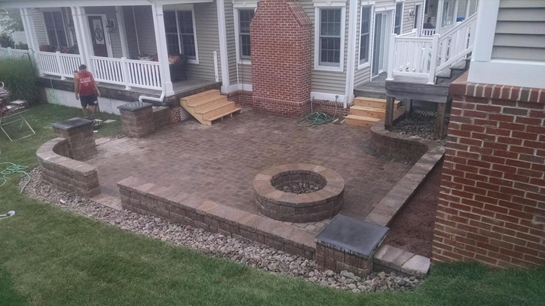 London Cobble Patio with a Country Manor Wall & Fire Pit